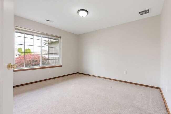 Building Photo - 3 Bedroom Home with a 3 Car Garage in Deer...