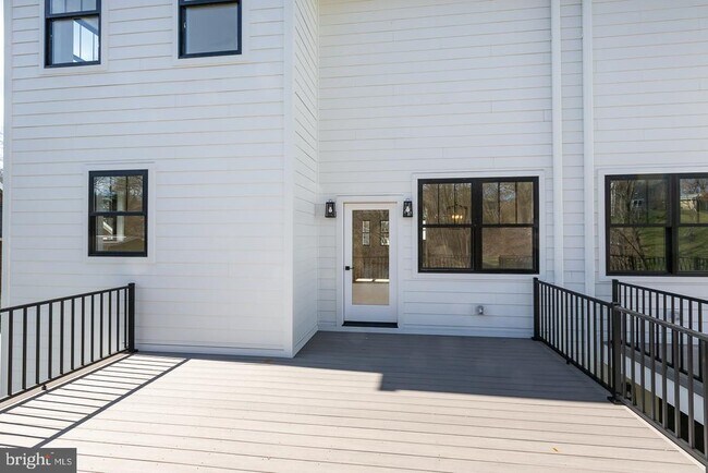 Building Photo - 981 Henry Ave