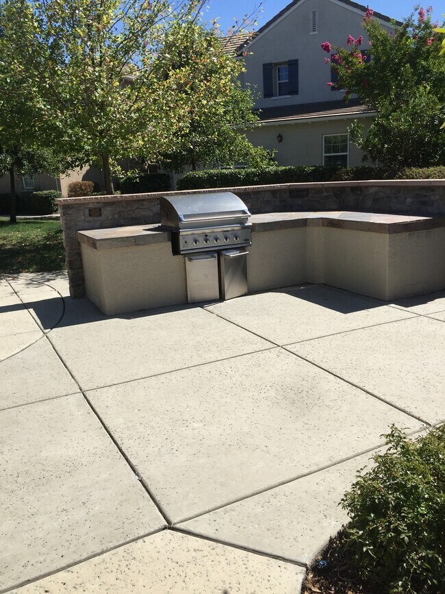 Building Photo - Low Maintenance Home Centrally Located wit...