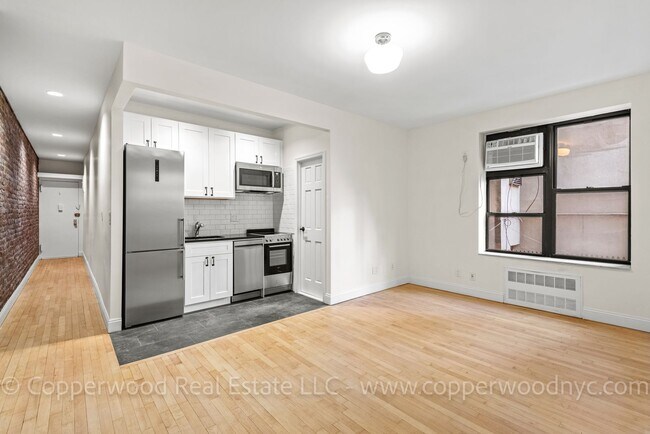 Interior Photo - 315 East 84th St