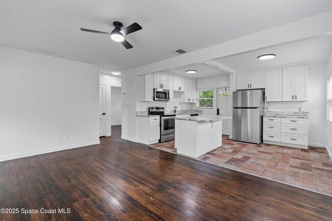 Building Photo - 509 E Fee Ave