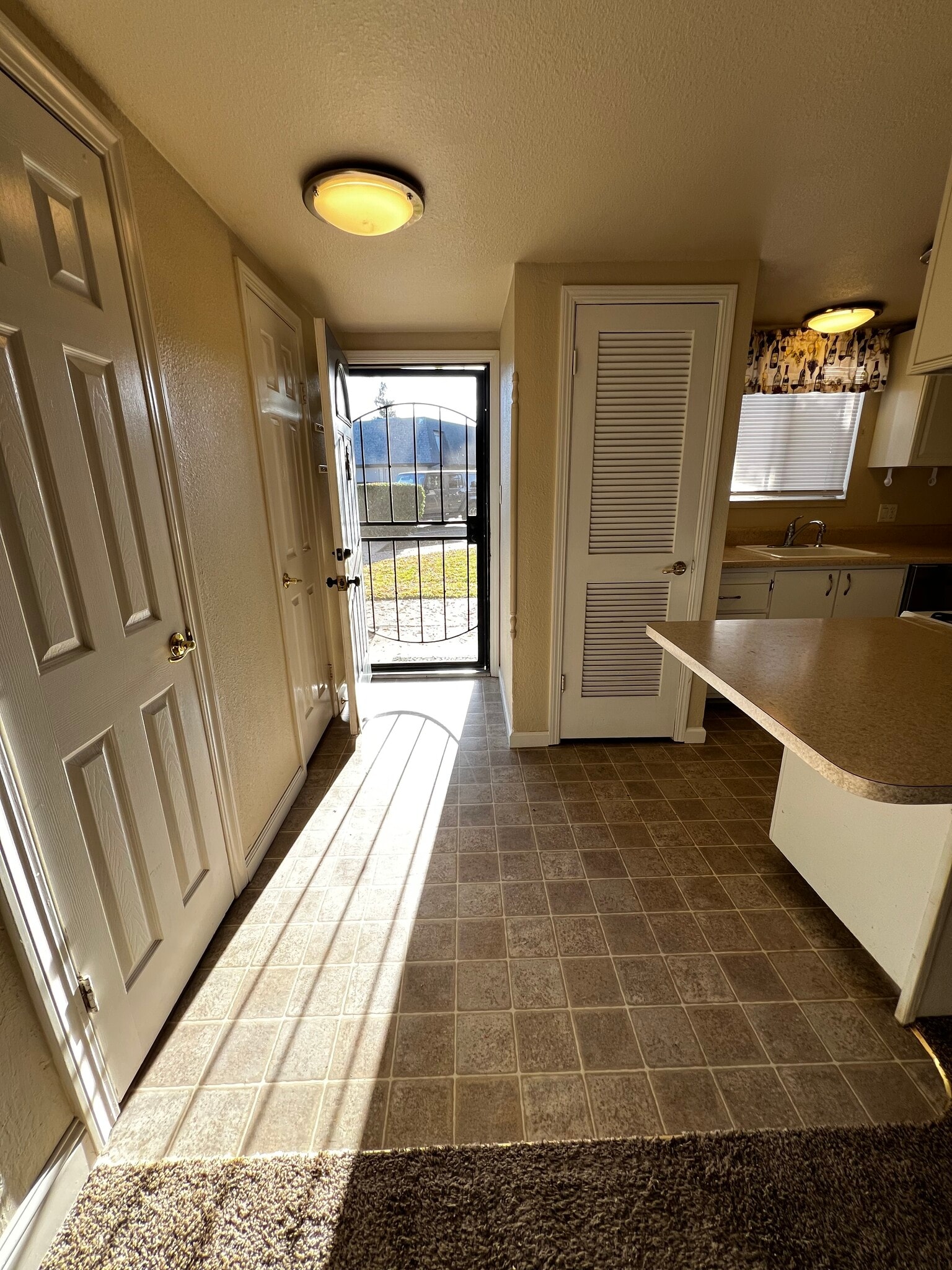 Entry - 888 Rutledge Dr