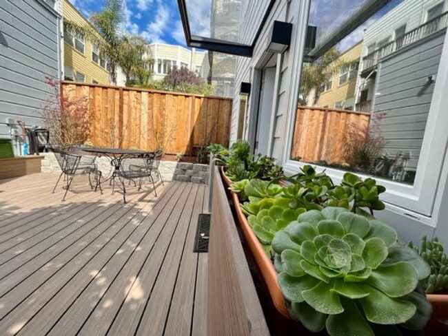 Building Photo - Recently Constructed, Fully Detached, Garden Unit, Utilities Included**