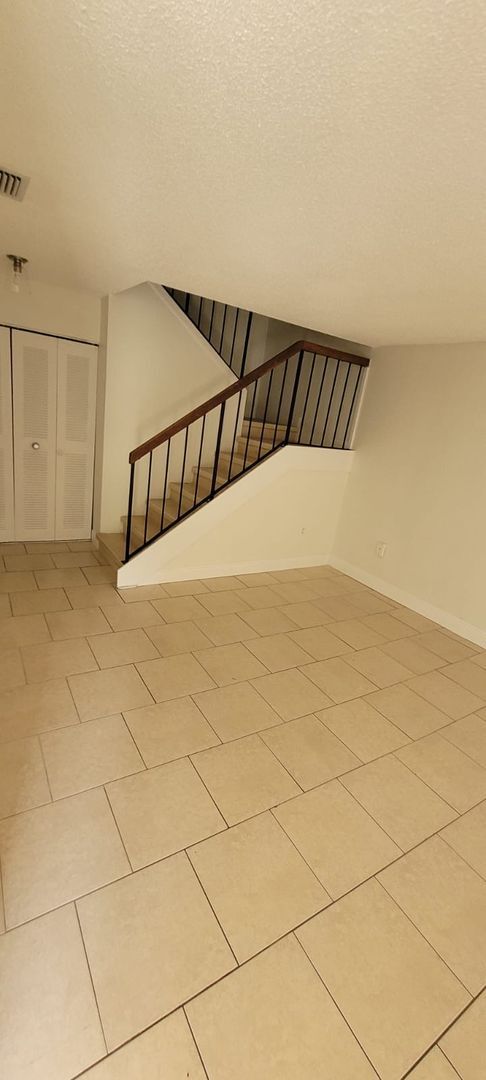 Building Photo - *** Beautiful 3 Bedroom 1.5 Bathroom Town ...
