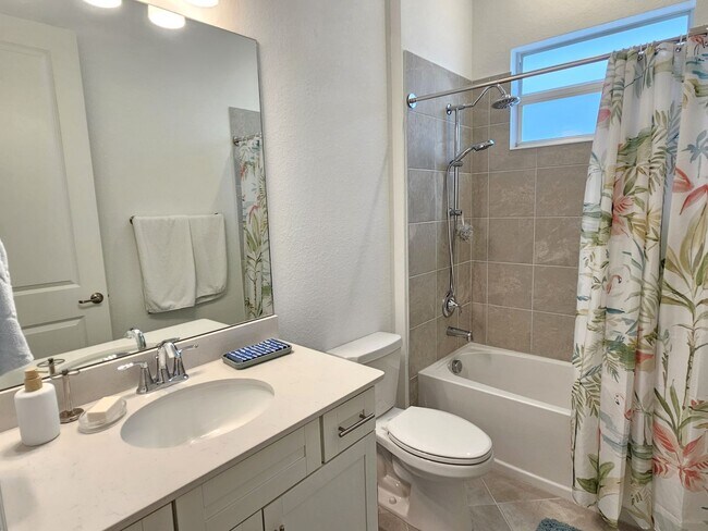 Building Photo - Seasonal Short-Tern 4 Bedroom 3 Bathroom Heated Pool Home in Wellen Golf & Country Club!