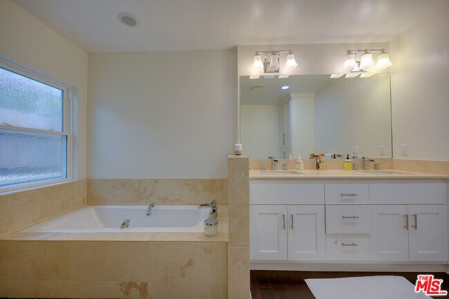 Building Photo - 2241 S Beverly Dr