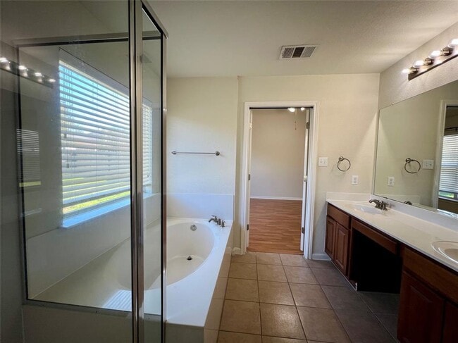 Building Photo - 4511 Western Lake Dr