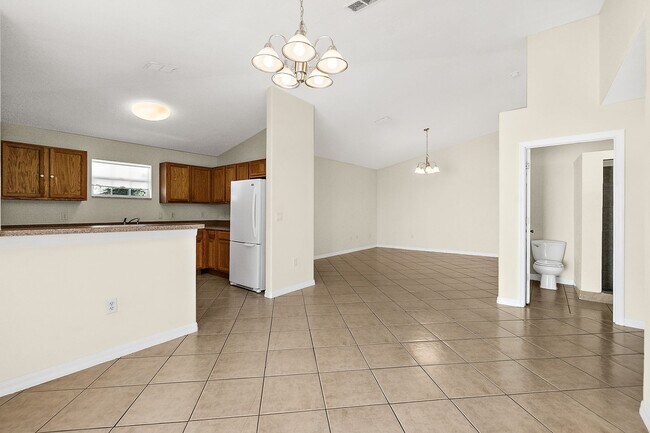 Building Photo - Spacious 3 Bedroom 2 Bath Duplex in Pine G...