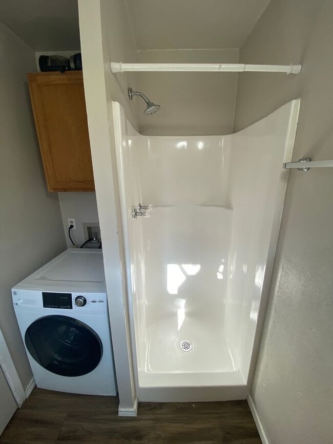 Building Photo - Single family home under $1000 a month