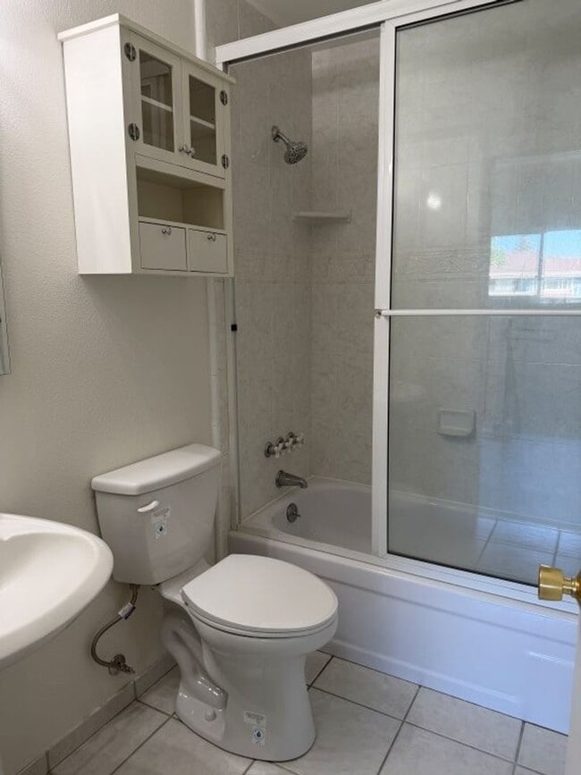 Building Photo - Updated Knollwood Condo with Community Pool
