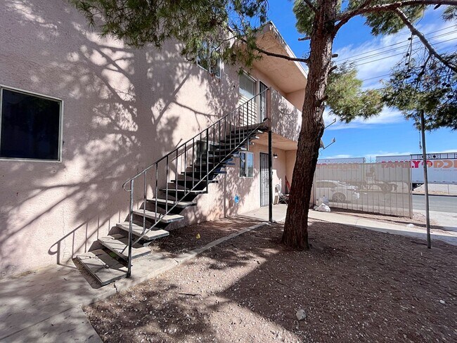 Building Photo - Remodeled 2 Bedroom and 1 Bath Unit Near E...