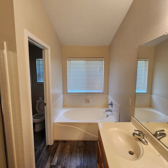 Building Photo - 9919 Tarzo Way