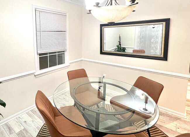 Building Photo - 321 Senate Ct