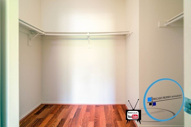 Building Photo - Glen Cove 2 bedroom condo