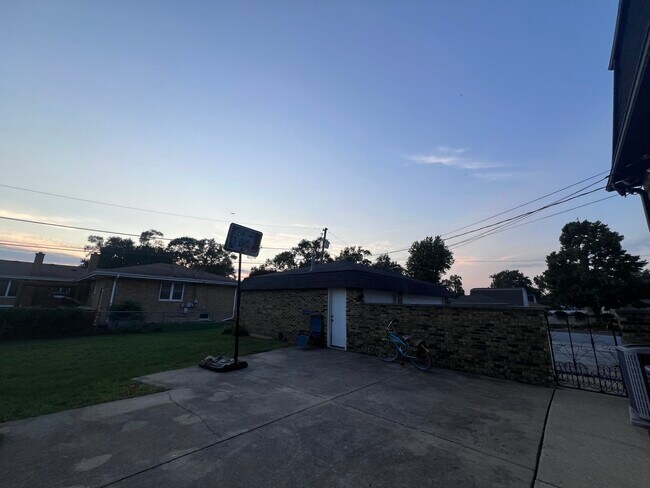 Building Photo - 10608 S 83rd Ct
