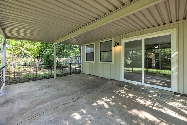 Building Photo - 114 E Ross Ave