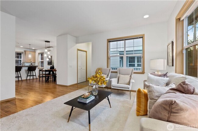 Building Photo - Spacious 3bd/3ba Townhouse