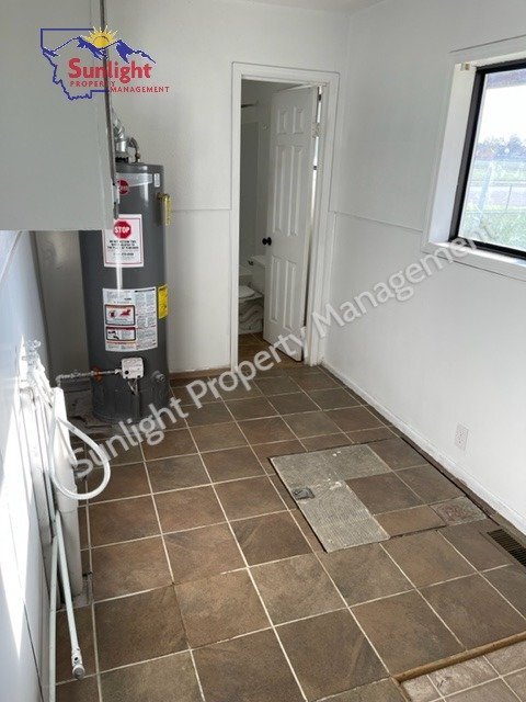 Building Photo - Check out this single family home with 3 bedrooms and 2 baths.