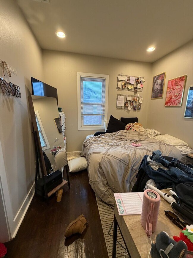 Building Photo - 608 E 2nd St