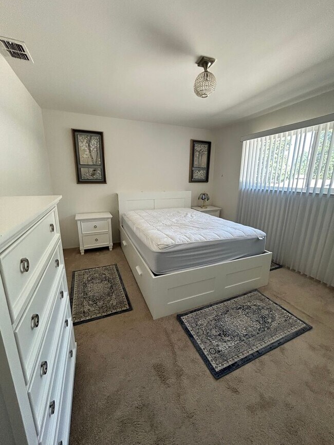 Building Photo - 8915 Salmon Falls Dr