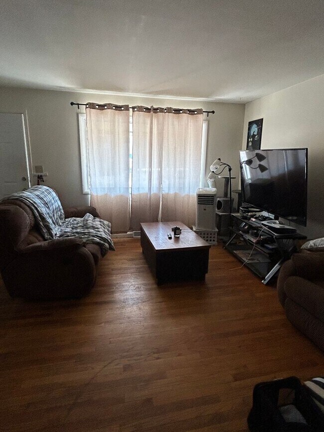 Building Photo - 2 Bedroom, 1 Bath Duplex