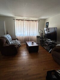 Building Photo - 2 Bedroom, 1 Bath Duplex