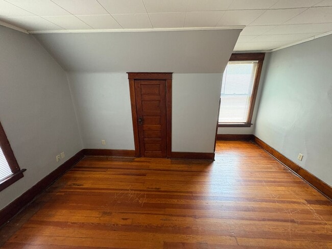 Building Photo - Charming 3-Bed Home with Spacious Layout & Large Backyard