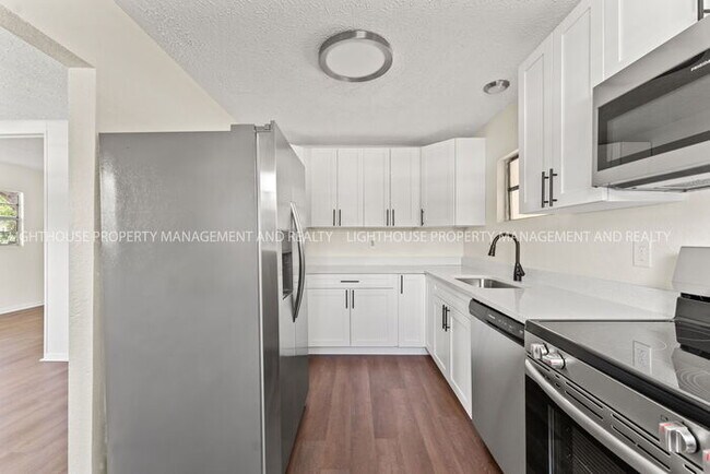 Building Photo - Updated 2 Bedroom Home Near Naval Station Mayport