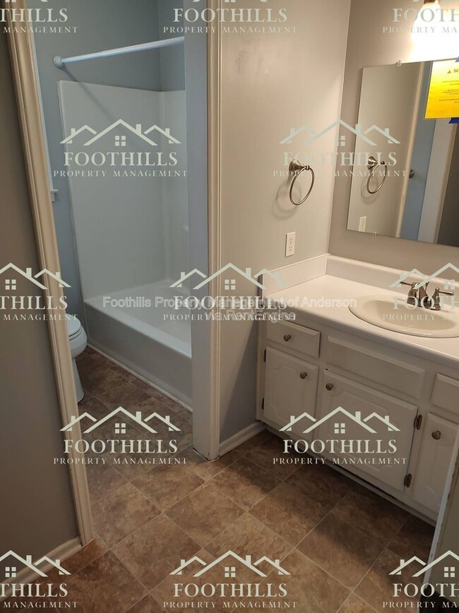 Building Photo - 213 Lake Forest Cir