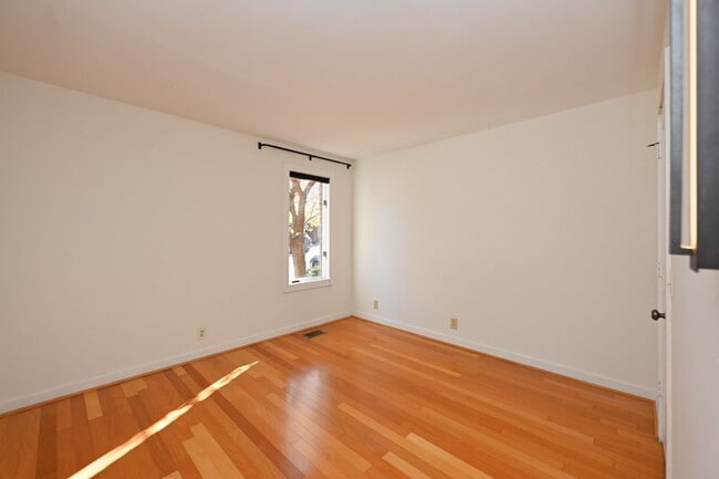 Building Photo - **PERFECTLY SITUATED TOWNHOME IN GREEN HIL...