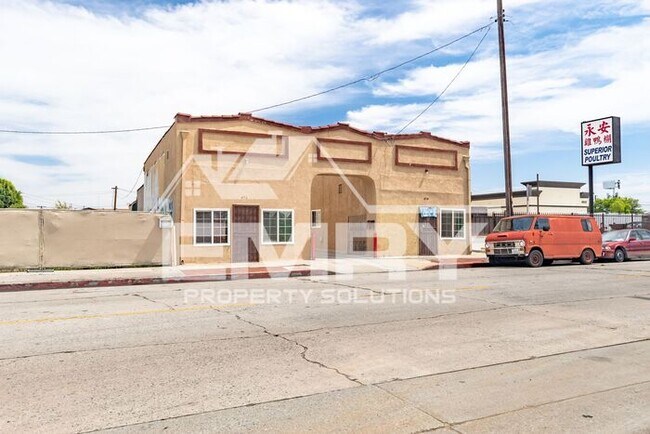 Building Photo - 2 Bed 1 Bath Unit for Rent in East Los Angeles Parking Available