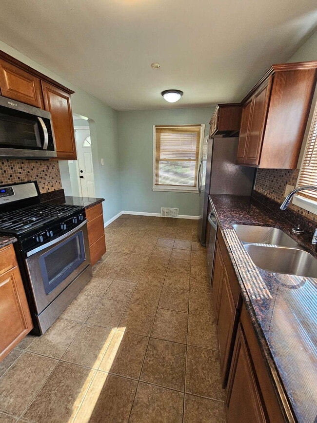 Building Photo - 3 Bedroom Brick Ranch, Updated Kitchen with Granite Countertops, Stainless-Steel Appliances, Hard...