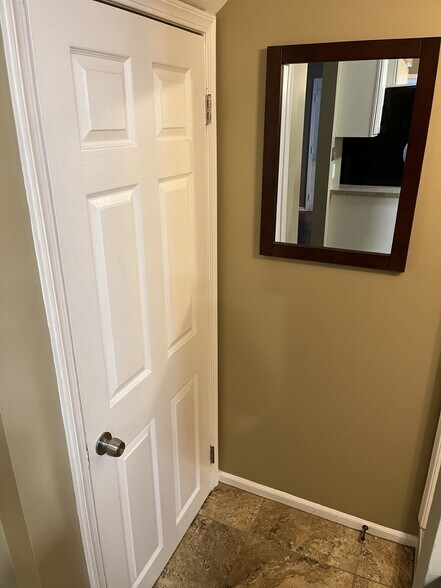 Building Photo - 800 N Main St