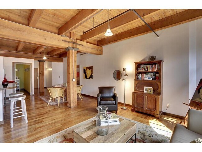 Building Photo - 400 N 1st St