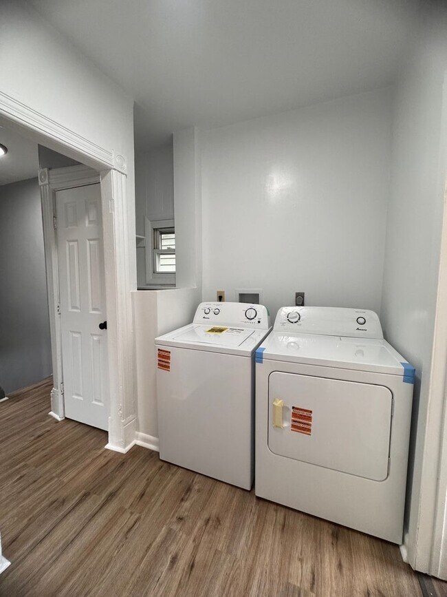 Building Photo - 160 N Miller St