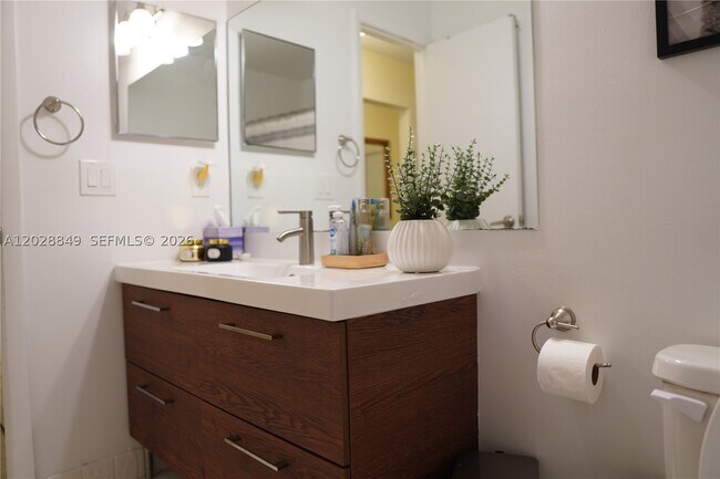 Building Photo - 453 Lakeview Dr