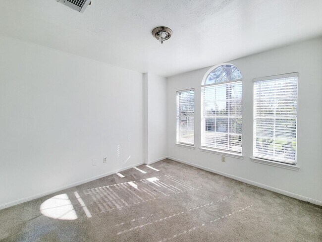 Building Photo - NICE 4 BEDROOM 2 BATH LEASE HOME WITH 2327 SF