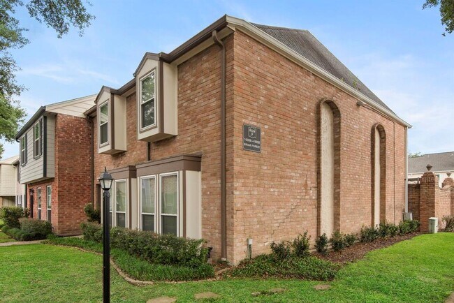 Building Photo - 10328 Briar Forest Dr