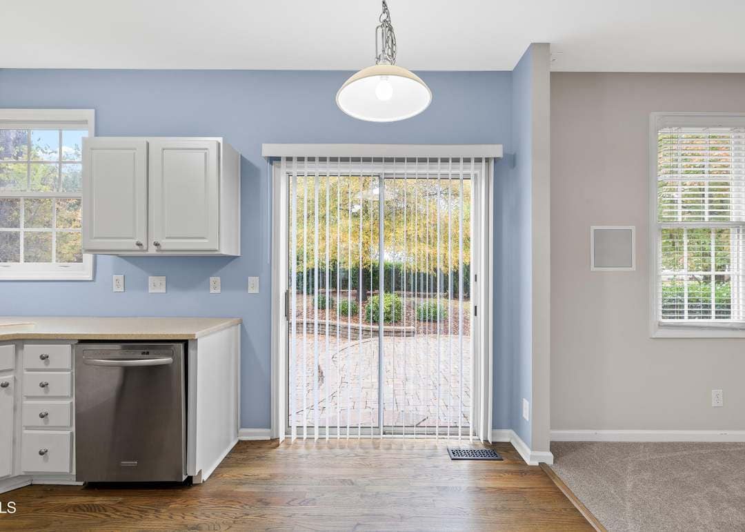Building Photo - Room in Single Family Home on College Ave