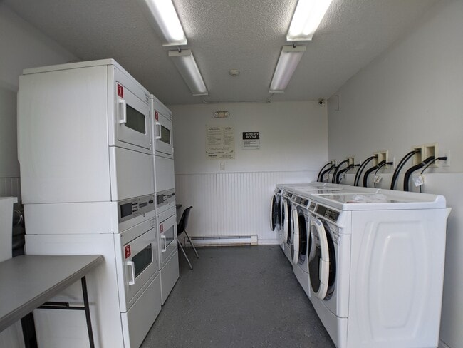 Building Photo - 107 Treetop Cir