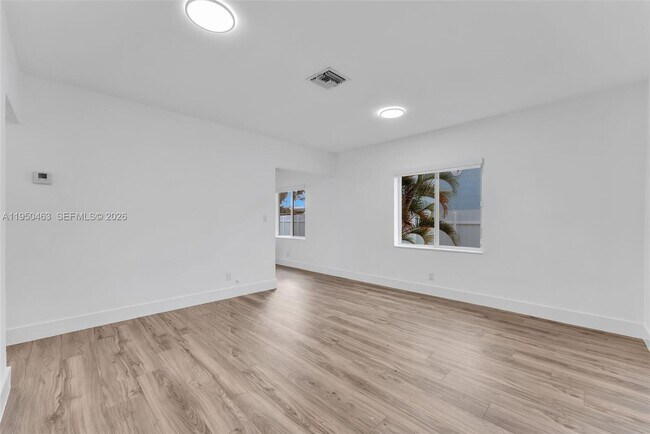 Building Photo - 2434 Coolidge St