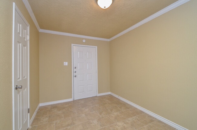 Building Photo - 3 BEDROOM TOWNHOME FOR LEASE IN LANGHAM CREEK