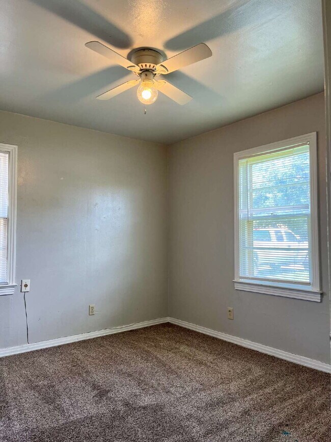 Building Photo - Charming 3 bedroom, 1.5 bathroom!