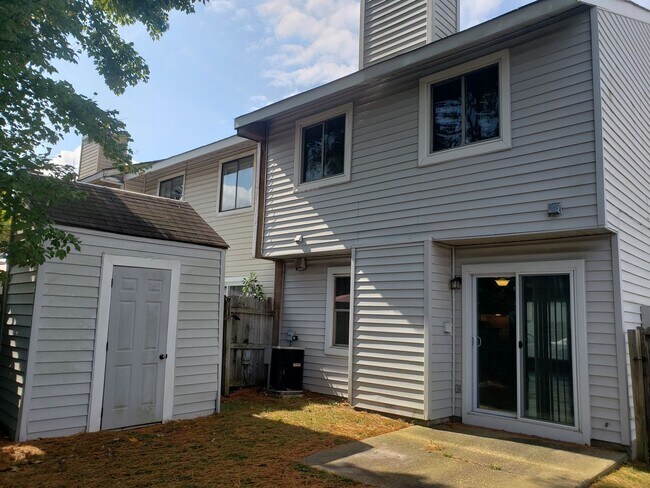 Building Photo - Modern 2 Bed | 2 Bath Townhouse in Town Center!