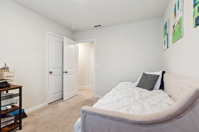 Building Photo - Well maintained 3-Bed 2.5 Bath Townhouse i...