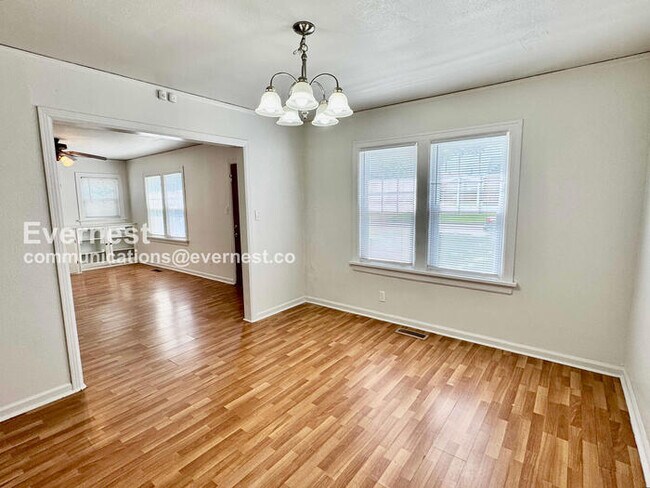 Building Photo - 2 Bed/1 Bath Home with Garage / Pet-Friendly / Available Now!