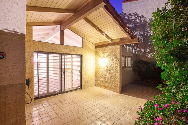 Building Photo - 451 E Vía Carisma