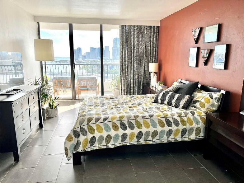 Building Photo - 555 NE 15th St