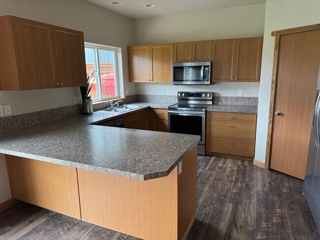 Building Photo - Warm & Inviting 4-Bed, 2-Bath Home with Fe...