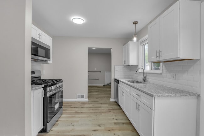 Building Photo - 2331 Deerfield Ct